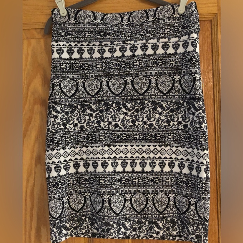 Black And White Patterned Skirt Euc - image 1